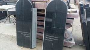 Гранитные памятники в работе, разметка для дальнейшей обработки