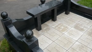 Бетонная плитка плохо сочетается с натуральный камнем