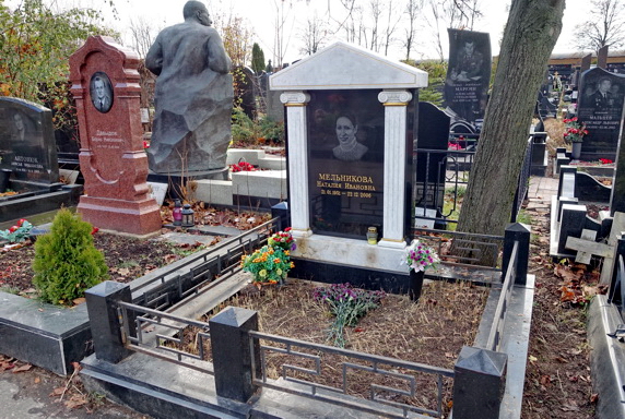 Мраморная арка перед надгробьем из чёрного гранита